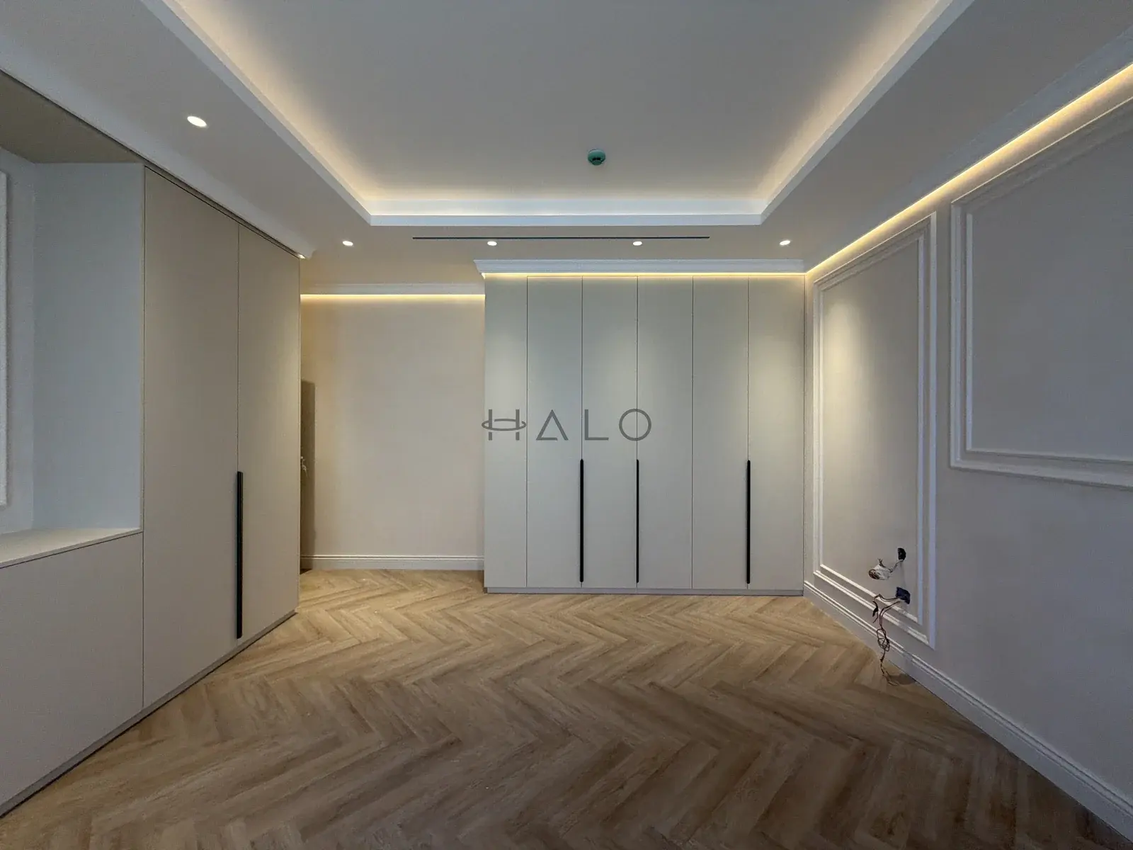 Fitted bedroom wardrobe — Jumeirah Park, Halo Interiors