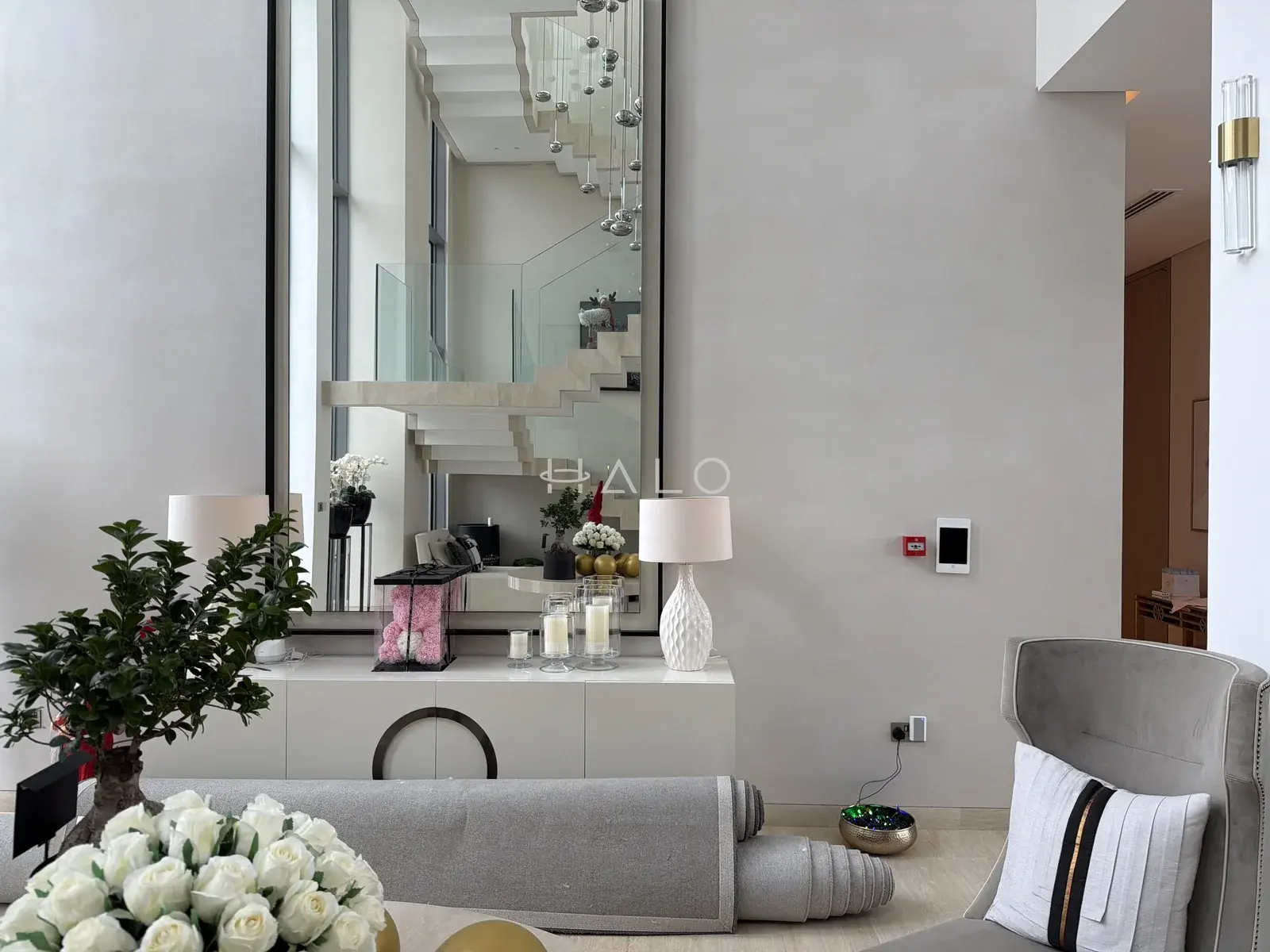 Dressing table and mirror — Palm Jumeirah, Halo Interiors
