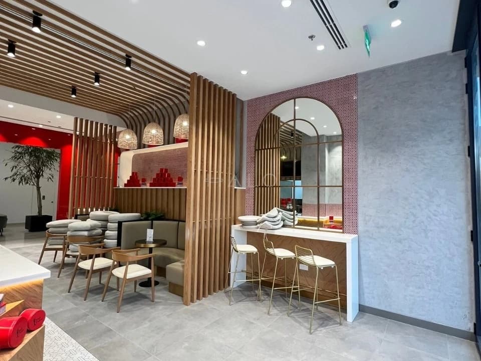 Completed Dubai salon fit-out with a bespoke manicure bar, fluted timber screening and an arched mirror